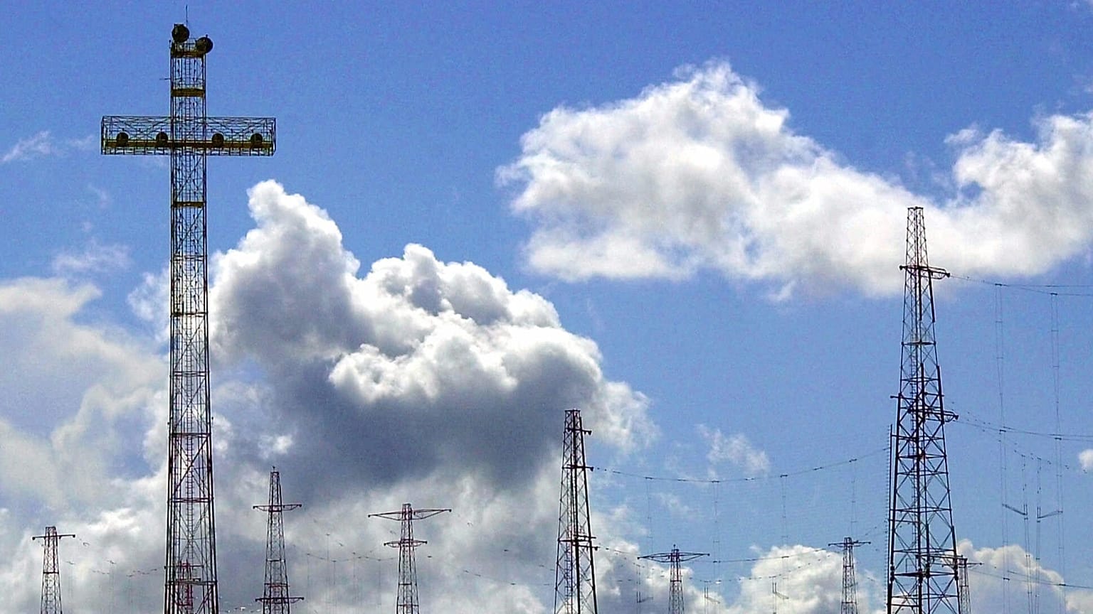 Vue des antennes de Radio Vatican, qui diffuse les paroles du pape dans le monde entier, à Santa Maria di Galeria, dans la banlieue de Rome.