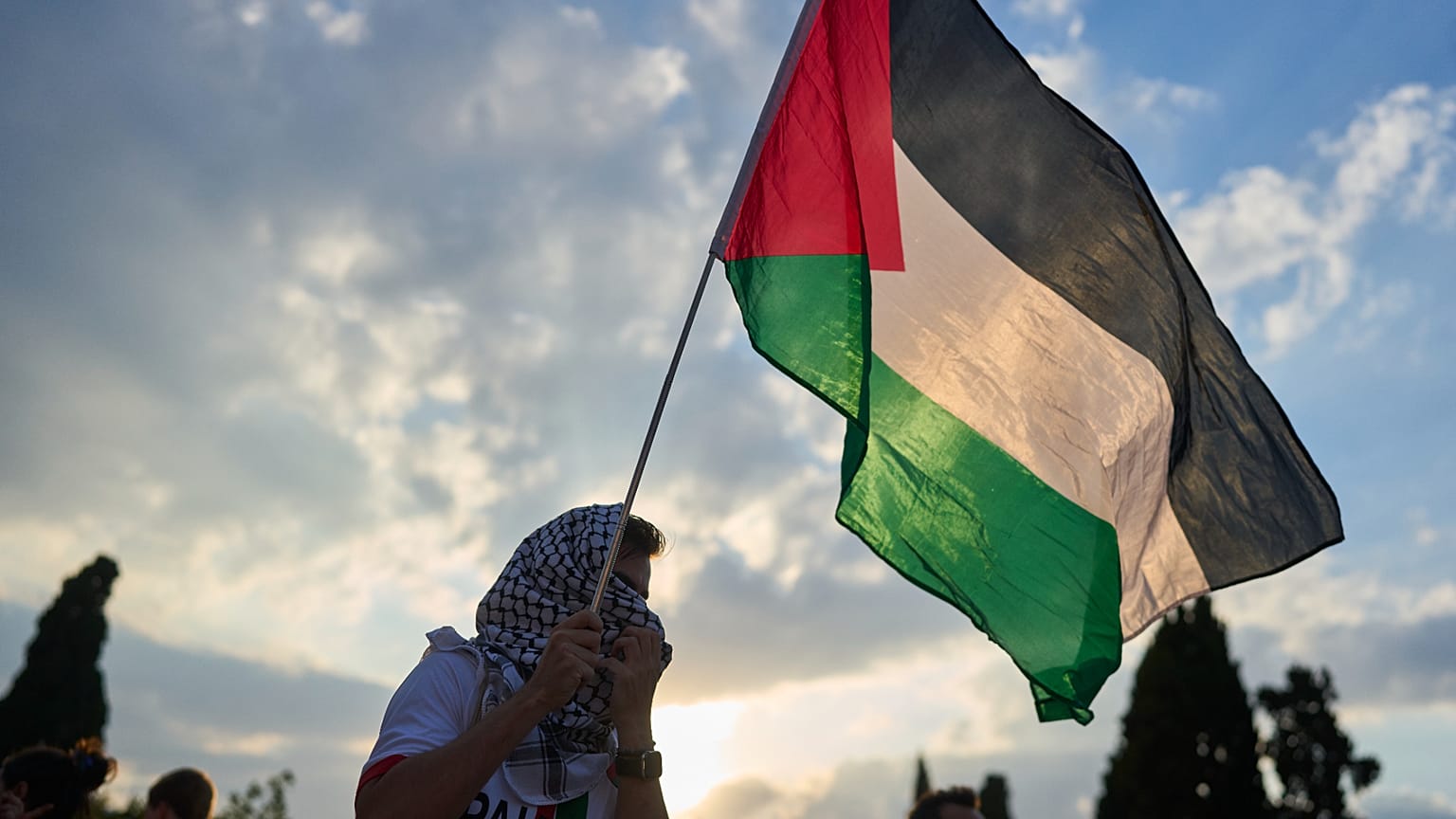 Un manifestante ondea una bandera palestina durante una manifestación contra la guerra en la Franja de Gaza frente al Parlamento de Grecia en el centro de Atenas, el jueves 31 de julio de 2025