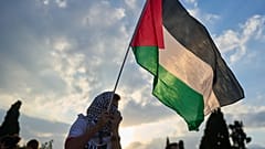Ein Demonstrant schwenkt eine palästinensische Flagge während einer Demonstration gegen den Krieg im Gazastreifen vor dem griechischen Parlament im Zentrum von Athen, Donnerstag, 31. Juli 2025.