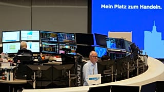 Komisyoncular Almanya'nın Frankfurt kentindeki borsada video ekranlarına bakıyor.