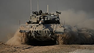 Un tanque de las FDI maniobra cerca de la frontera entre Israel y Gaza, visto desde el sur de Israel, miércoles 16 de octubre de 2024.