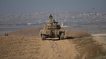 سربازان اسرائیلی در بالای یک تانک پارک شده در منطقه نزدیک مرز اسرائیل و غزه، همانطور که از جنوب اسرائیل دیده می شود، دوشنبه 18 آگوست 2025 ایستاده اند. 