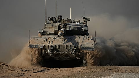 Ein Panzer der israelischen Streitkräfte manövriert nahe der Grenze Israels zum Gazastreifen, 16. Oktober 2024
