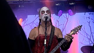 Az amerikai Sleepytime Gorilla Museum énekese, Nils Frykdahl a Fekete Zajon