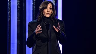 Była wiceprezydent Kamala Harris przyjmuje nagrodę podczas 56. gali NAACP Image Awards w Pasadenie w Kalifornii, 22 lutego 2025 r.