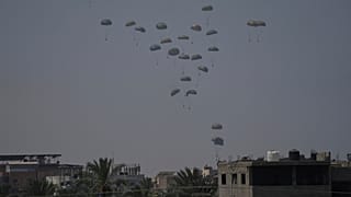 Une aide humanitaire est larguée par avion aux Palestiniens au-dessus de Khan Younès, dans la bande de Gaza, le vendredi 1er août 2025.