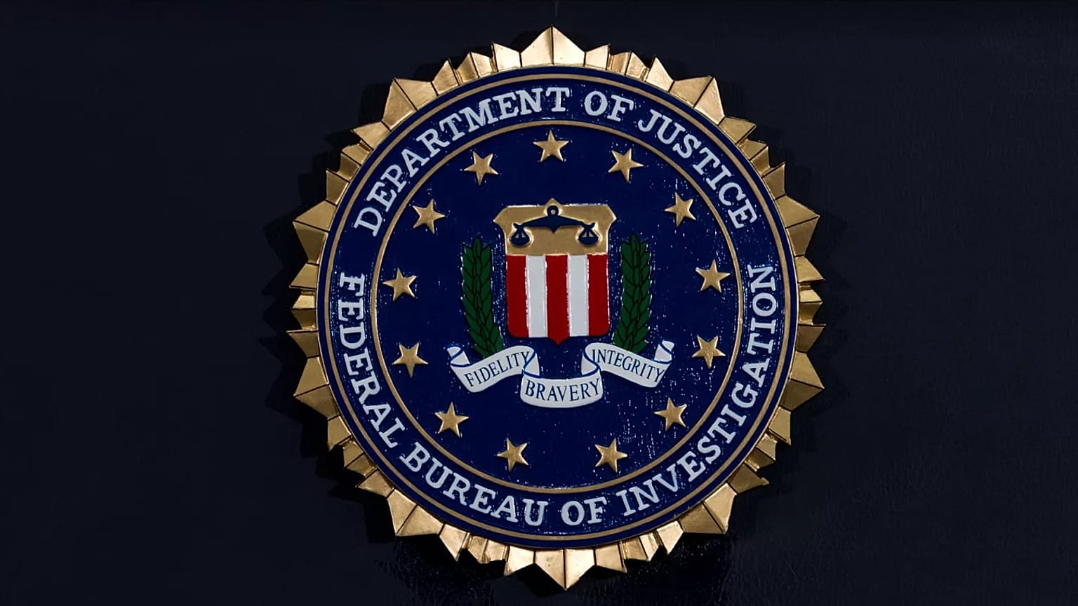 Az FBI pecsétje egy sajtótájékoztató előtt az FBI washingtoni központjában, 2018. június 14-én