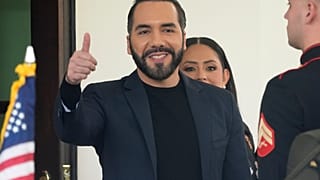رئيس السلفادور نجيب أبو كيلة يرفع إبهامه عند مغادرته البيت الأبيض بعد اجتماع مع الرئيس دونالد ترامب، الاثنين 14 أبريل/نيسان 2025
