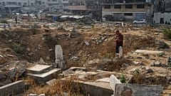 ARCHIVFOTO - Palästinenser besuchen die Gräber ihrer Verwandten auf dem Sheikh Radwan Friedhof in Gaza-Stadt am ersten Tag von Eid al-Adha, Freitag, den 6. Juni 2025.