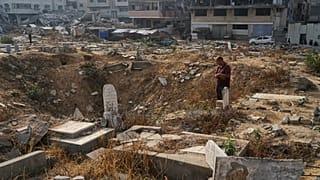 FOTO DE ARCHIVO - Palestinos visitan las tumbas de sus familiares en el cementerio Sheikh Radwan en la Ciudad de Gaza el primer día del Eid al-Adha, viernes 6 de junio de 2025
