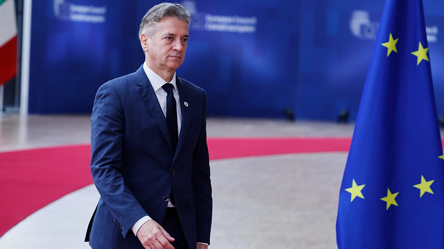 El Primer Ministro de Eslovenia, Robert Golob, llega a una cumbre de la UE en el edificio del Consejo Europeo en Bruselas, el jueves 26 de junio de 2025.