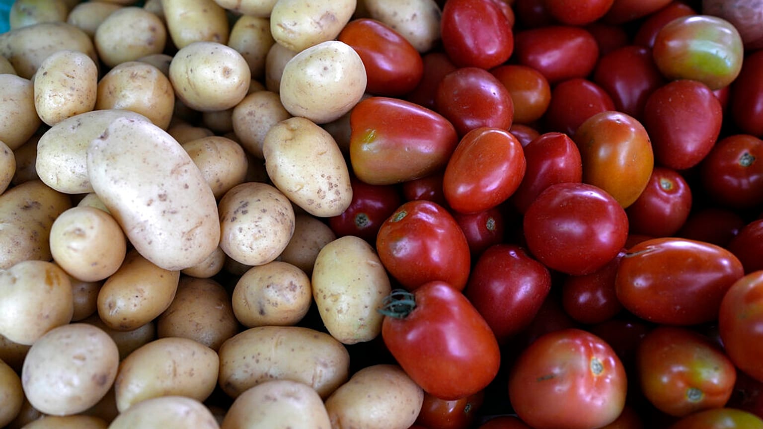 الطماطم والبطاطس في سوق شعبي في ريو دي جانيرو، البرازيل، الأربعاء 11 مايو/أيار 2022