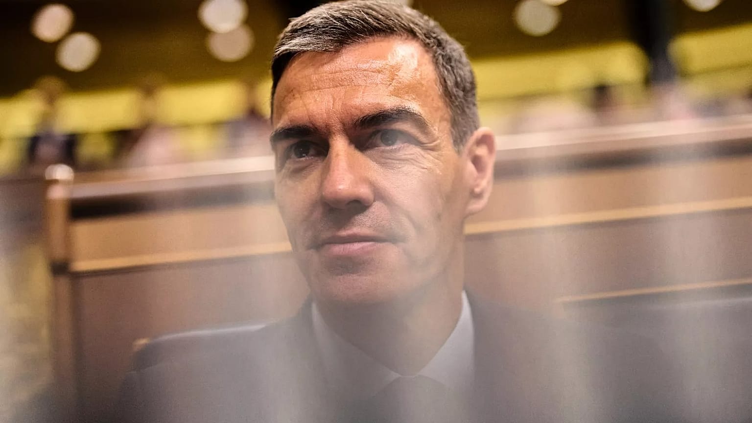 El presidente del Gobierno español, Pedro Sánchez, se sienta en el Parlamento español en Madrid, el miércoles 9 de julio de 2025.