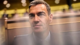 El presidente del Gobierno español, Pedro Sánchez, se sienta en el Parlamento español en Madrid, el miércoles 9 de julio de 2025.