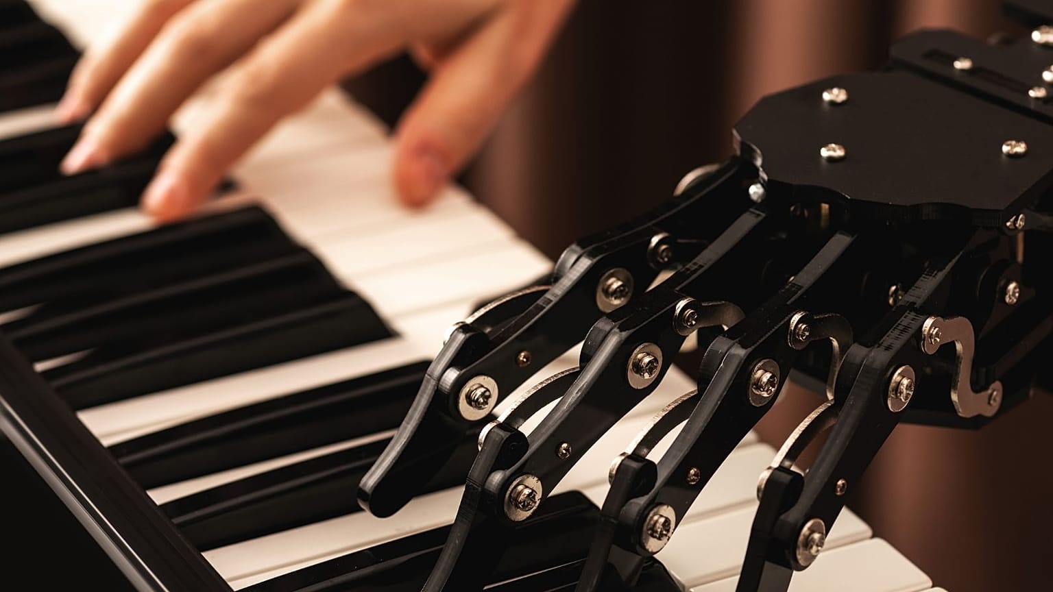 Un humano y un robot tocan el piano.
