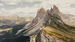 Diese Maßnahme wirft ein Schlaglicht auf ein breiteres, wachsendes Problem von Übertourismus, schlechtem Besucherverhalten und Umweltschäden in Italiens Bergen. 