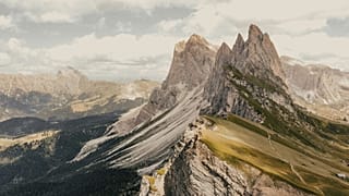 Diese Maßnahme wirft ein Schlaglicht auf ein breiteres, wachsendes Problem von Übertourismus, schlechtem Besucherverhalten und Umweltschäden in Italiens Bergen.