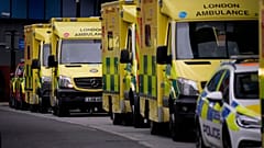 Ambulanslar ve bir polis aracı Londra'nın doğusundaki Whitechapel bölgesinde bulunan Kraliyet Londra Hastanesi'nin önünde park halinde duruyor, 6 Ocak 2022.