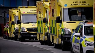 Ambulancias y un coche de policía estacionados frente al Royal London Hospital en la zona de Whitechapel, al este de Londres, el 6 de enero de 2022.
