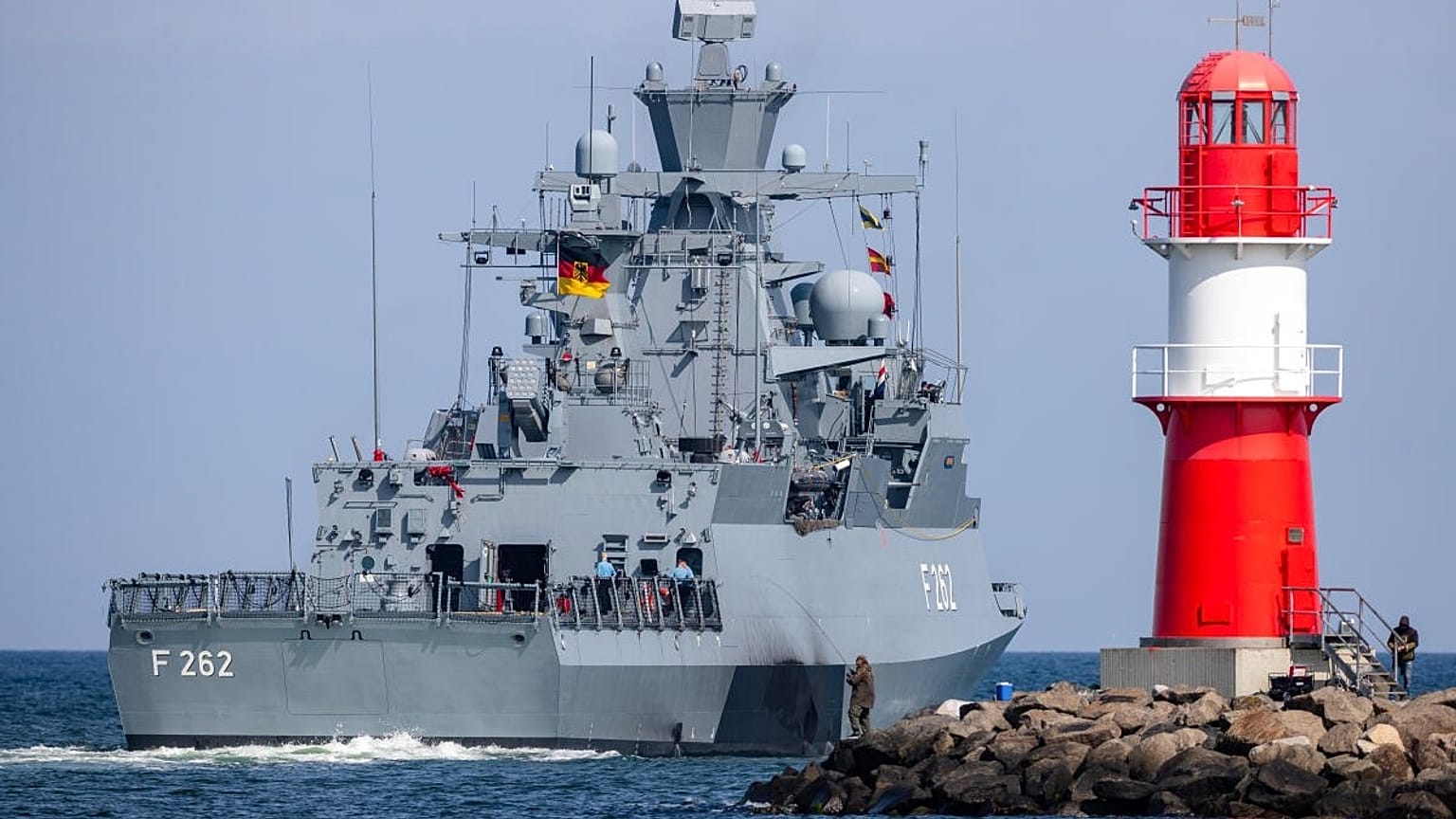 Die Korvette F 262 Erfurt verlässt den Hafen von Rostock-Warnemünde, am 02.06.2025