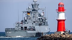 Die Korvette F 262 Erfurt verlässt den Hafen von Rostock-Warnemünde, am 02.06.2025