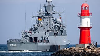 Die Korvette F 262 Erfurt verlässt den Hafen von Rostock-Warnemünde, am 02.06.2025