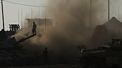 جنود إسرائيليون يعملون على دباباتهم في نقطة تجمع قرب قطاع غزة، جنوبي إسرائيل، في 21 يوليو/تموز 2025.