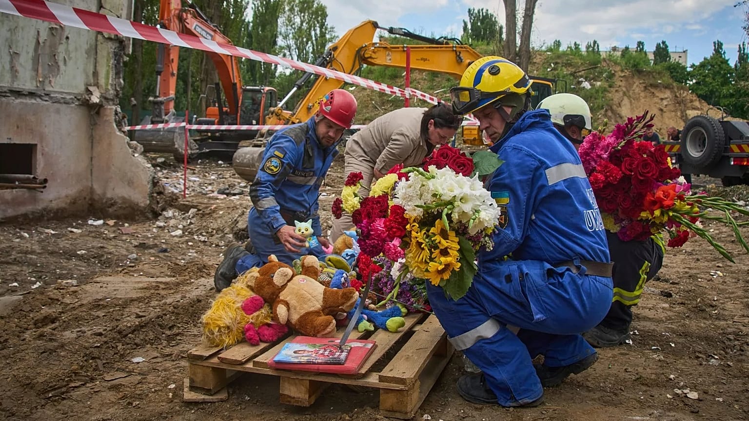 Kurtarma ekipleri, Rusya'nın Perşembe gecesi Kiev'de bir evi vuran füze saldırısının gerçekleştiği yere oyuncaklar ve çiçekler bıraktı, 1 Ağustos, 2025