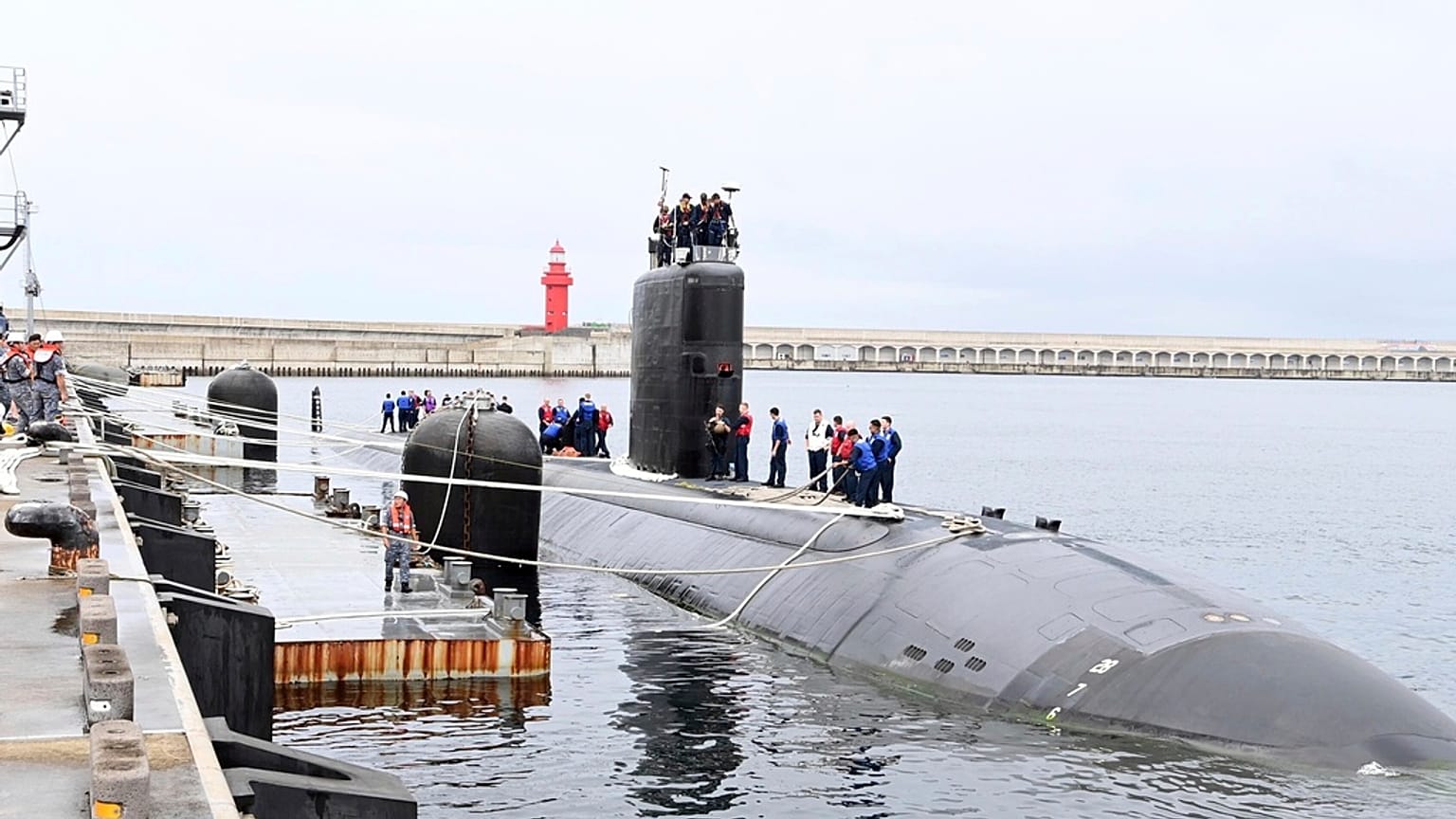 Nükleer güçle çalışan denizaltı USS Michigan Busan'daki bir deniz üssüne yaklaşıyor, 16 Haziran 2023.