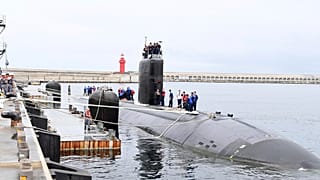 Nükleer güçle çalışan denizaltı USS Michigan Busan'daki bir deniz üssüne yaklaşıyor, 16 Haziran 2023.