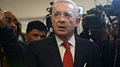 ΑΡΧΕΙΟ - Ο πρώην πρόεδρος Αλβάρο Ουρίμπε φτάνει σε συνέντευξη Τύπου στα κεντρικά γραφεία του κόμματος Centro Democrático μετά τη συνάντησή του με τον εκλεγμένο πρόεδρο Γκουστάβο Πέτρο το 2022.