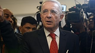 ARCHIVO - El expresidente Álvaro Uribe llega a una conferencia de prensa en la sede del partido Centro Democrático tras reunirse con el presidente electo Gustavo Petro en 2022