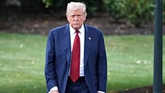 Präsident Donald Trump geht über den Südrasen des Weißen Hauses, um an Bord der Marine One auf dem Weg zur Joint Base Andrews, Md. zu gehen, Freitag, 1. August 2025, in Washington. (AP Foto/J