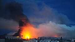 DATEI - Feuer und Rauch steigen von der Stelle auf, an der eine russische Rakete ein Wohngebiet in Charkiw, Ukraine, getroffen hat, Samstag, 7. Juni 2025 (AP Photo/Anatolii Lysianskyi, File)