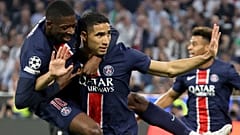 Achraf Hakimi a nyakán lógó csapattársával, Ousmane Dembelével ünnepel, miután gólt lőtt a PSG - Internazionale (5-0) BL-döntőben Münchenben 2025. május 31-én