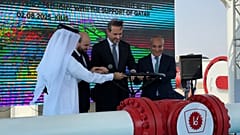 (von links nach rechts) Fahad Hamad Al-Sulaiti, Präsident des Qatar Development Fund, Mohammed Al-Bashir, syrischer Energieminister, Alparslan Bayraktar und Mikayıl Jabbarov, Wirtschaftsminister von Aserbaidschan.
