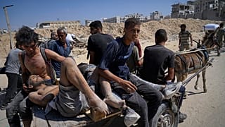 يتم نقل الفلسطينيين بعد إصابتهم أثناء محاولتهم الوصول إلى شاحنات تحمل مساعدات إنسانية في طريقها إلى مدينة غزة, في ضواحي بيت لاهيا, شمال قطاع غزة,الجمعة, أغسطس. 1, 2025.