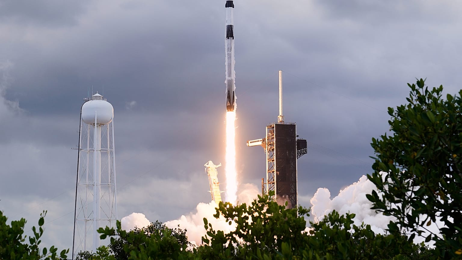 یک موشک فالکون ۹ SpaceX با کپسول Crew Dragon از پد 39-A در مرکز فضایی کندی، جمعه ۱ آگوست ۲۰۲۵ در کیپ کاناورال، فلوریدا بلند شد.