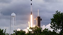Ένας πύραυλος SpaceX Falcon 9 με μια κάψουλα Crew Dragon απογειώνεται από την εξέδρα 39-A στο Διαστημικό Κέντρο Κένεντι, την Παρασκευή 1 Αυγούστου 2025, στο Ακρωτήριο Κανάβεραλ της Φλόριντα.