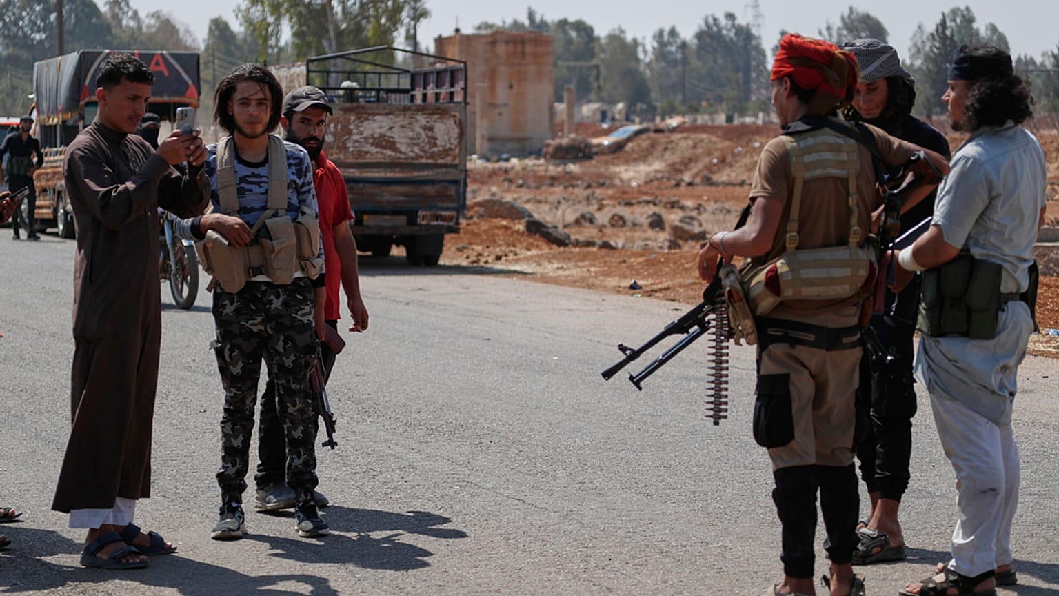 مقاتلون بدو يتجمعون في قرية بصرى الحرير ، شمال غرب مدينة السويداء ، بينما تقوم قوات الأمن بتطويق المنطقة ، في جنوب سوريا ، الثلاثاء 22 يوليو / تموز 2025.