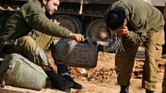 جنود من الجيش الإسرائيلي يغسلون وجوههم في منطقة تجمع قرب حدود إسرائيل مع غزة، الثلاثاء 13 يناير/كانون الثاني 2009. 
