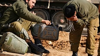 جنود من الجيش الإسرائيلي يغسلون وجوههم في منطقة تجمع قرب حدود إسرائيل مع غزة، الثلاثاء 13 يناير/كانون الثاني 2009. 