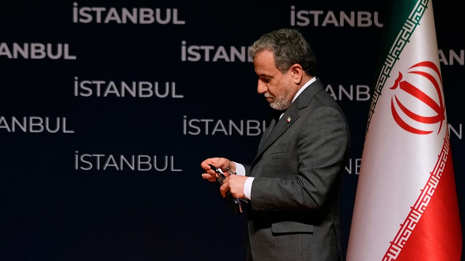 وزير الخارجية الإيراني عباس عراقجي يغادر مؤتمرا صحفيا في إسطنبول، تركيا، الأحد 22 يونيو/حزيران 2025. 