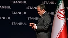 وزير الخارجية الإيراني عباس عراقجي يغادر مؤتمرا صحفيا في إسطنبول، تركيا، الأحد 22 يونيو/حزيران 2025. 