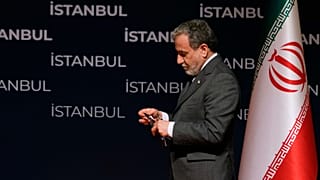 وزير الخارجية الإيراني عباس عراقجي يغادر مؤتمرا صحفيا في إسطنبول، تركيا، الأحد 22 يونيو/حزيران 2025. 