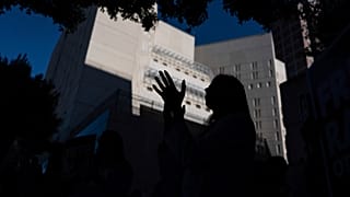  زوجة أحد المعتقلين في مركز احتجاز تابع لوكالة الهجرة والجمارك الأمريكية، خلال تظاهرة في لوس أنجلوس، يوم الجمعة، 25 يوليو/تموز 2025.