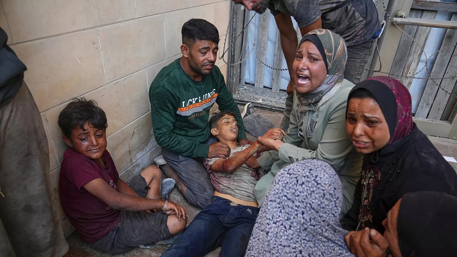 Un grupo de personas llora el cadáver de un joven palestino asesinado cuando intentaba alcanzar los camiones que transportaban ayuda humanitaria de camino a la ciudad de Gaza, frente al hospital Hamad Al-Qatari.