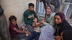 Menschen trauern vor dem Hamad Al-Qatari Hospital um einen jungen Palästinenser, der bei dem Versuch getötet wurde, einen Lastwagen mit humanitärer Hilfe zu erreichen, der nach Gaza-Stadt unterwegs war