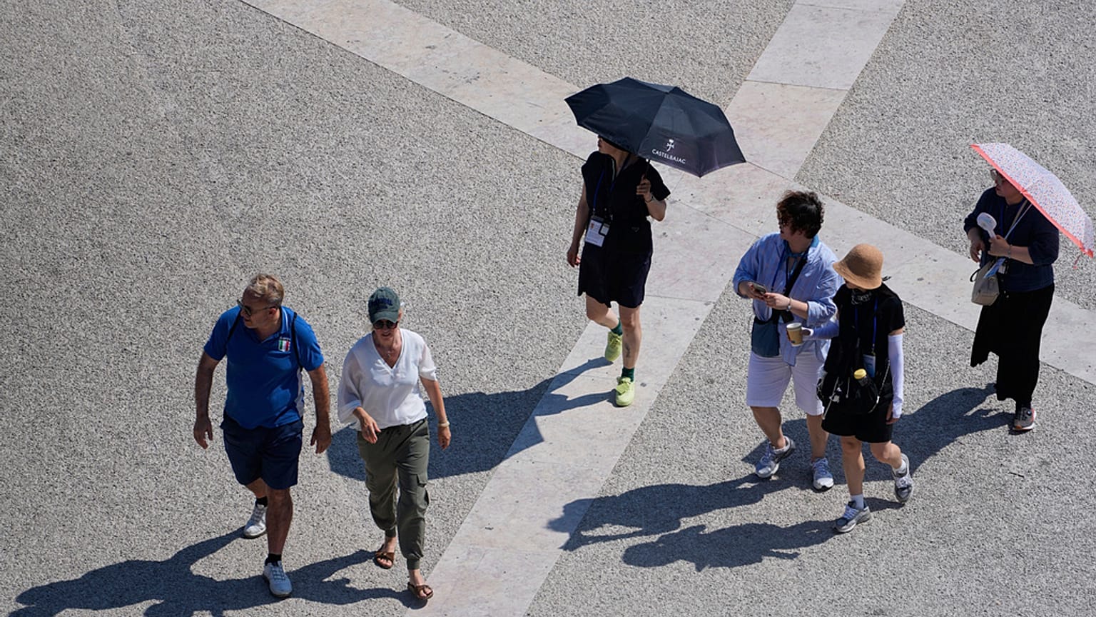 Turistas e locais protegem-se do calor em Lisboa