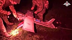 DATEI - Auf diesem Foto aus einem vom Pressedienst des russischen Verteidigungsministeriums am 18. Juli 2025 verbreiteten Video bereiten russische Soldaten eine Kampfdrohne für den Flug nach Großbritannien vor.